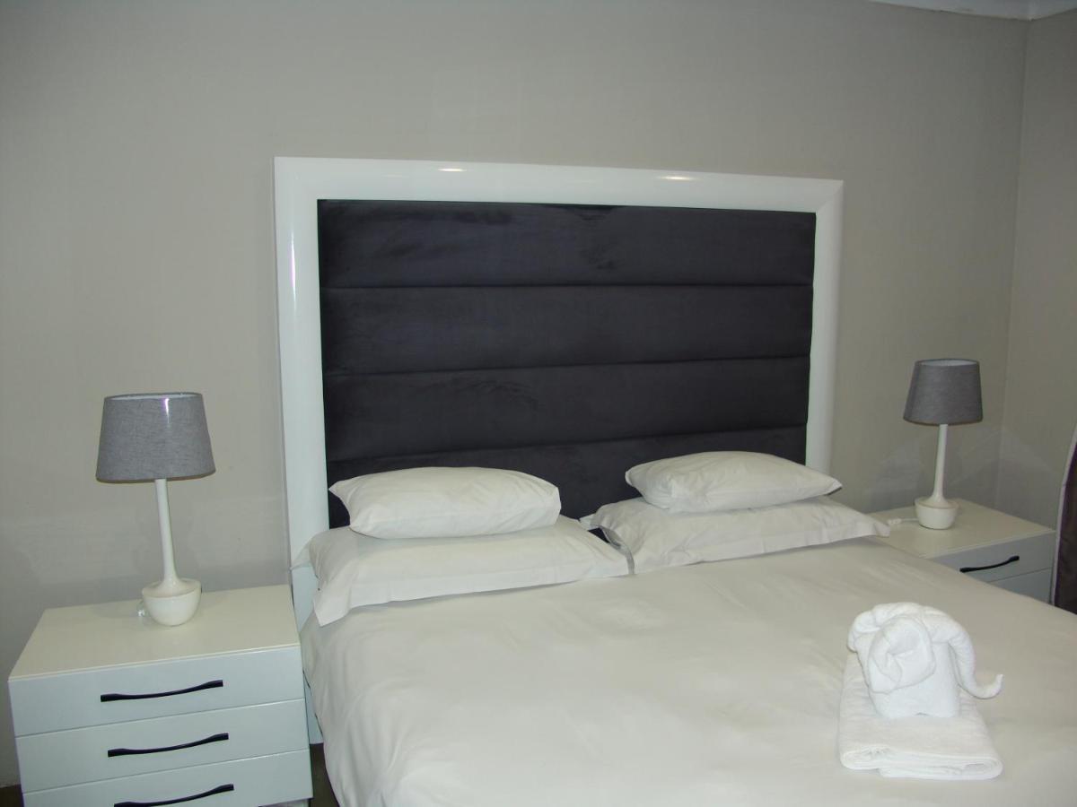 African Moon Corporate House Kempton Park Buitenkant foto
