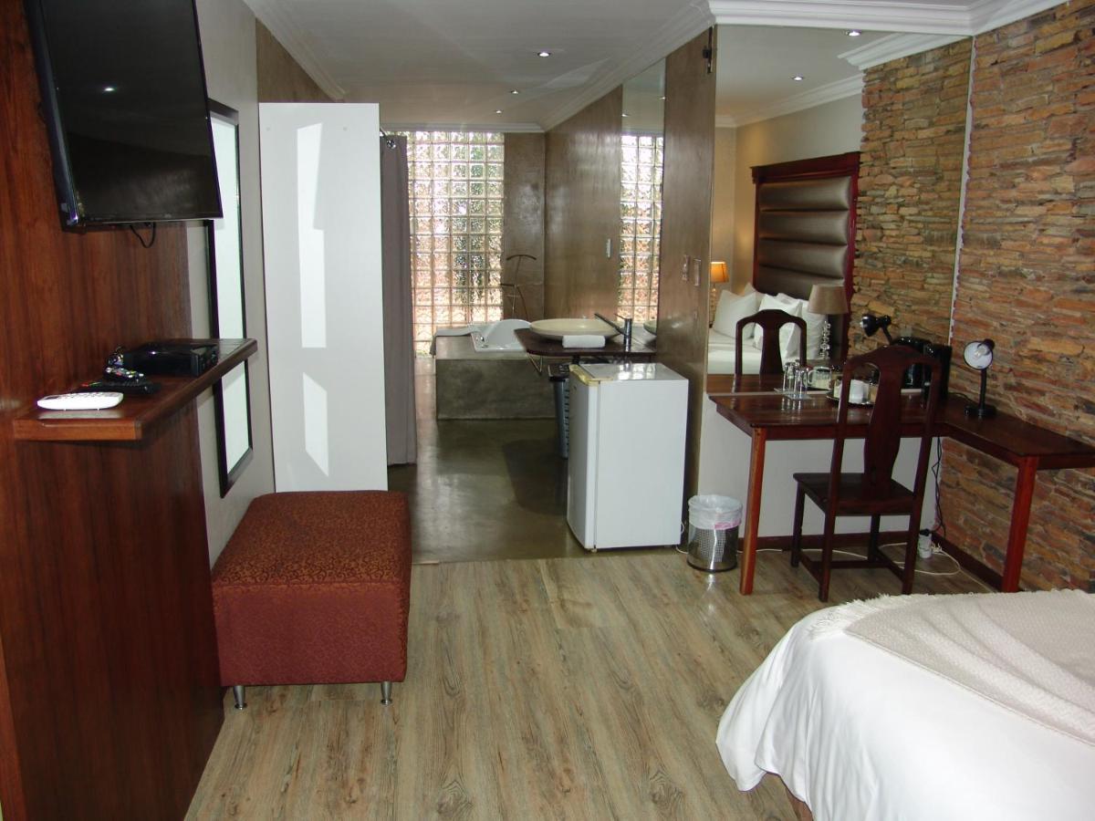 African Moon Corporate House Kempton Park Buitenkant foto