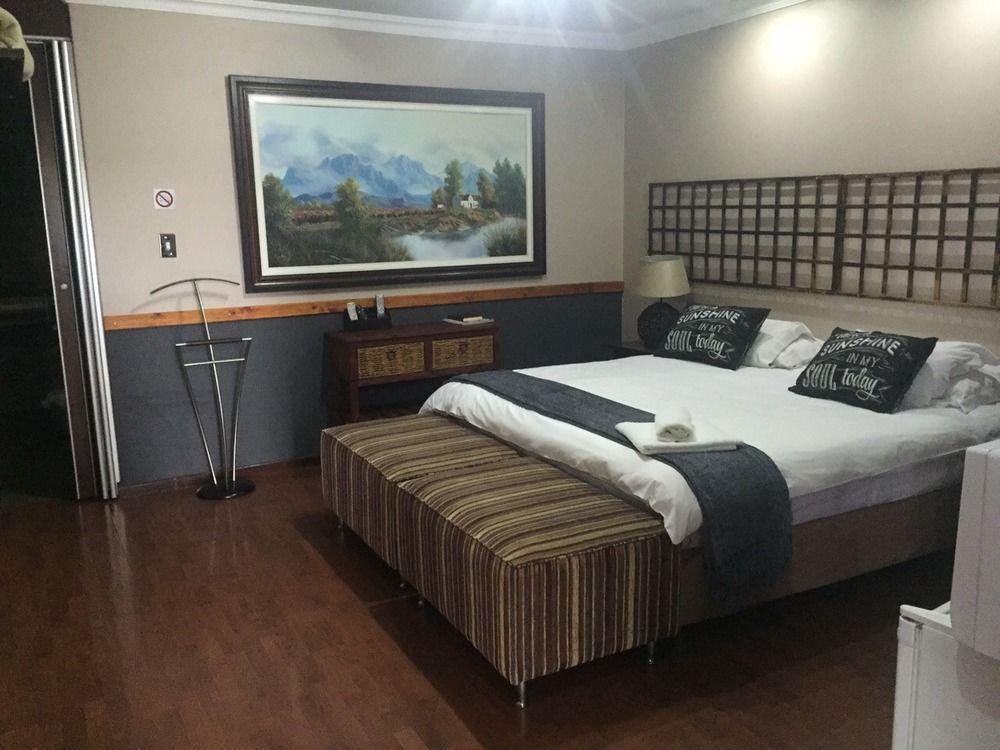 African Moon Corporate House Kempton Park Buitenkant foto